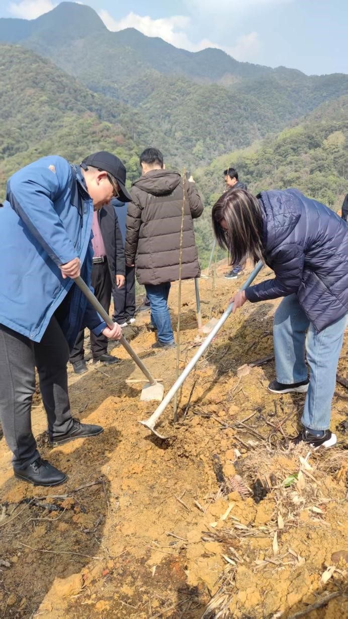 碳惠山?！ば雍糜心恪疤蓟蒎\旗”醫(yī)患共植“滬明杏林”活動